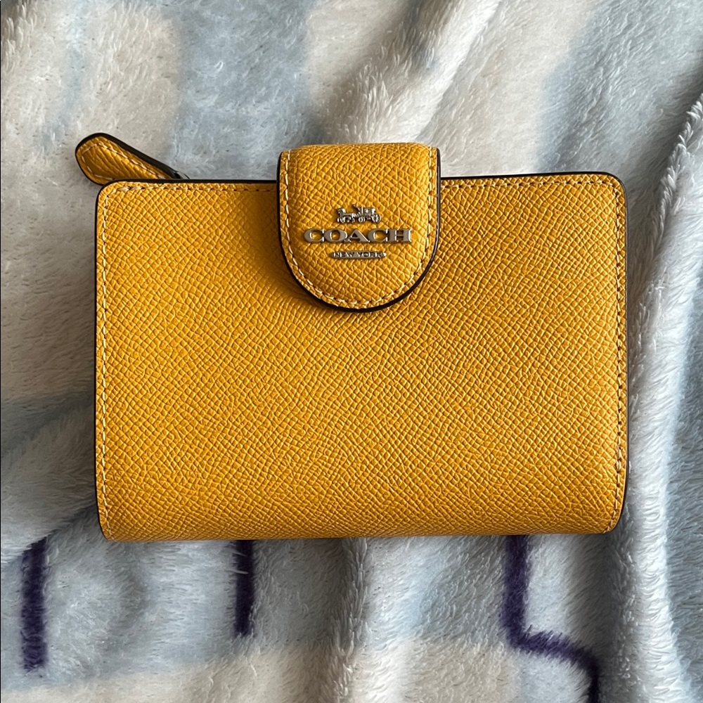 Coach Medium Corner Zip Wallet